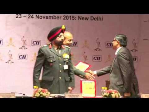Presenting of Memento to Lt Gen Nitin Kohli AVSM,VSM, Signal Officer-in-Chief and Colonel Commandant, Corps of Signals Indian Army at the Valedictory Session of the International Seminar and Exhibition Defcom India 2015
